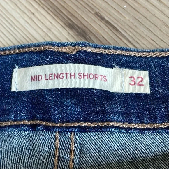 Levi’s mid length shorts Womens size 32 Medium wash Cuffed Denim - Picture 4 of 13